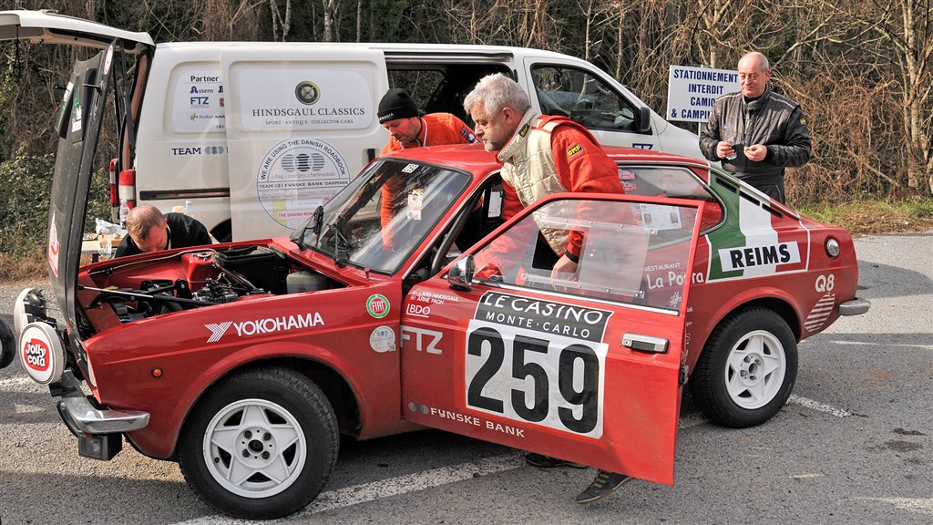 Service Teamet for Lars Hindsgaul og Arne Pagh tjekker bilen i en pause under Rally Monte Carlo Historique 2018
(Foto: Viggo Johansen, Rallypics.dk)